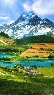 壮丽高山下的翠绿湖景