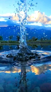 水花飞溅下的美丽湖景