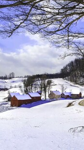 冬日雪景中的乡村小屋