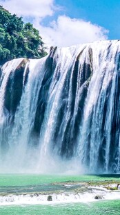 壮观瀑布倾泻而下