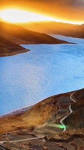 夕阳下的山水美景