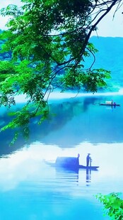 湖光树影中的宁静小船