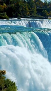 壮观的湍急瀑布景观