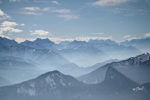 壮丽山峦间的缥缈云雾