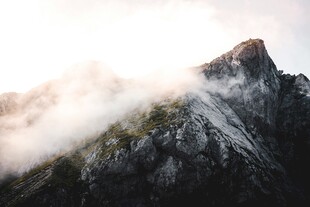 云雾缭绕的巍峨山峰