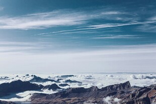壮丽雪山与蓝天美景