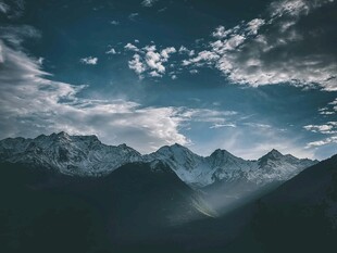 壮丽山景与天际流云