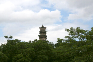 绿树掩映中的古朴宝塔  泗州塔