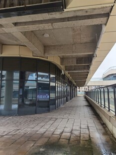 现代建筑外的空旷步道