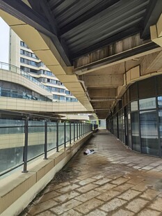 复古风格的户外长廊景观