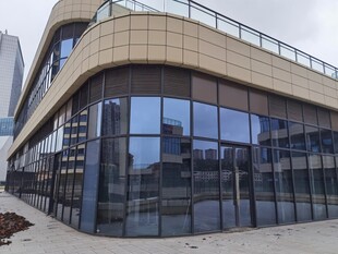 现代风格弧形玻璃建筑