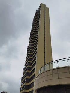 高耸入云的现代摩天大楼