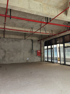 空旷毛坯商业空间