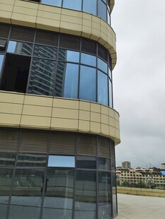 现代弧形玻璃建筑外观