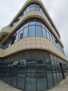 现代风格玻璃幕墙办公楼