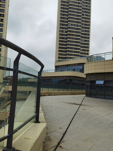 城市高楼旁的户外平台