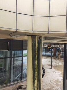 现代建筑内部立柱景观