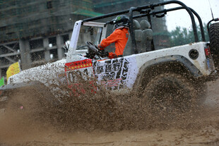 越野赛车激情驰骋瞬间