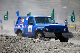 蓝色越野赛车驰骋泥泞地