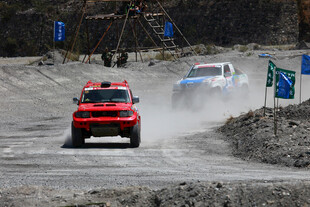 越野赛车在赛道上激烈角逐