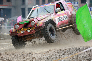 越野赛车激情飞跃瞬间