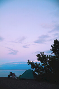 湖畔暮色中的露营帐篷