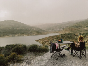 山间湖畔的惬意露营时光