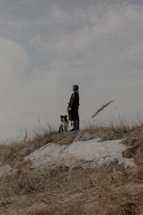 人狗在旷野上的温馨时刻