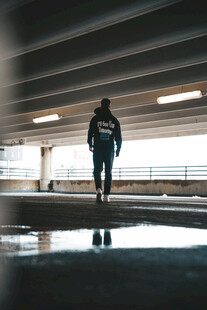 桥下独行的背包身影