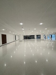 空旷明亮的现代化室内空间