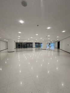 空旷洁净的现代化室内空间