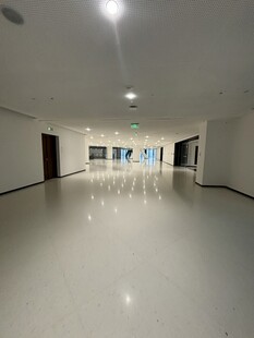 空旷明亮的室内走廊空间