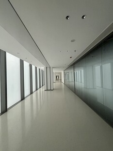 现代简约风格的空旷走廊