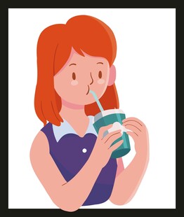 女孩惬意饮用杯装饮品