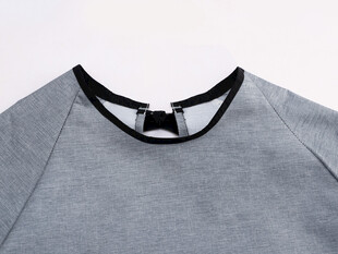 灰色上衣领口细节特写
