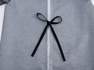 灰色衣物上的黑色蝴蝶结