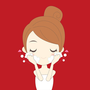 女孩闭眼开心洗脸瞬间