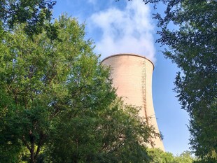 绿树环绕的冷却塔