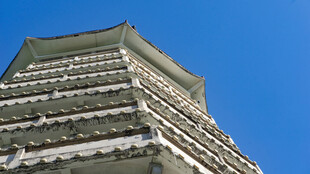 古老塔楼仰拍特写