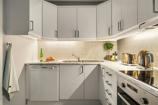 现代简约风的温馨厨房空间