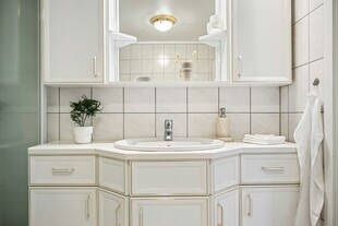 简约白色浴室洗手台设计