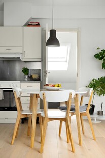 简约风温馨餐厅桌椅布置