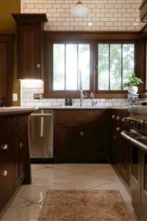 现代风格深木色温馨厨房