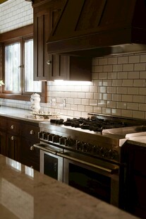 现代风格温馨厨房空间