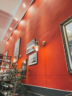 橙红墙面装饰的室内一角