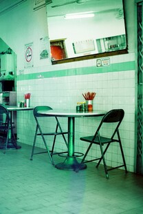 复古风室内桌椅布置场景