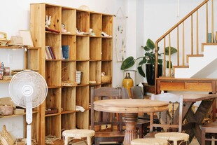 温馨木质书房一角