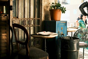 温馨咖啡馆内的桌椅布置