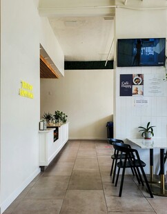 简约风室内休闲空间一角