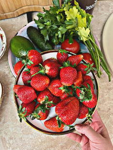 新鲜草莓与多样蔬菜拼盘